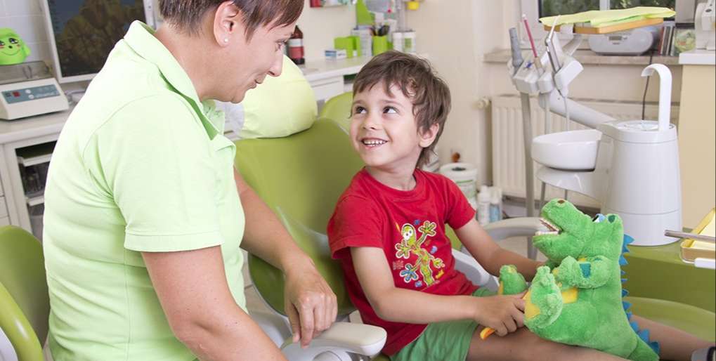 Zahnarztbehandlung mit Kindern
